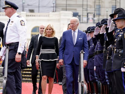 El presidente de Estados Unidos, Joe Biden, y la primera dama, Jill Biden, en un acto de homenaje a policías de este mes en Washington.