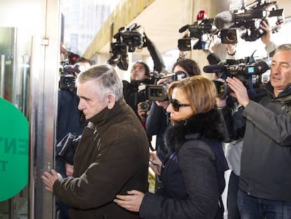 El ladrón y su abogada a su llegada a los juzgados en febrero de 2015.