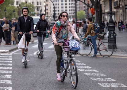 Una mujer pedalea por un carril bici de Valencia, el pasado jueves.