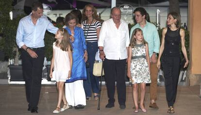 Don Juan Carlos y Do&ntilde;a Sof&iacute;a, con los Reyes, sus hijas, la infanta Elena y sus dos hijos, en Mallorca. 