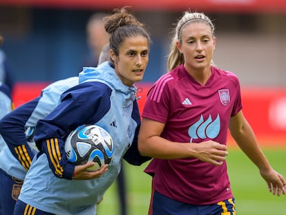 Montse Tomé junto con Alexia Putellas en un entrenamiento durante el Mundial 2023.