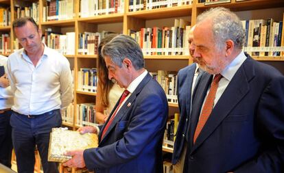 El presidente de Cantabria, Miguel Ángel Revilla, y el presidente del Grupo PRISA, Ignacio Polanco.