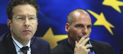 El presidente del Eurogrupo, Jeroen Dijsselbloem (i), junto al ministro de Finanzas griego, Yanis Varufakis (d), durante una rueda de prensa celebrada tras su reuni&oacute;n en Atenas (Grecia) el pasado 30 de enero.