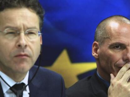 El presidente del Eurogrupo, Jeroen Dijsselbloem (i), junto al ministro de Finanzas griego, Yanis Varufakis (d), durante una rueda de prensa celebrada tras su reuni&oacute;n en Atenas (Grecia) el pasado 30 de enero.