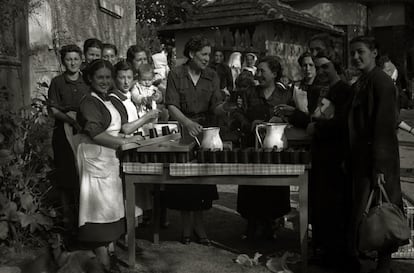 Reparto de leche por mujeres de la sección femenina (1937).
