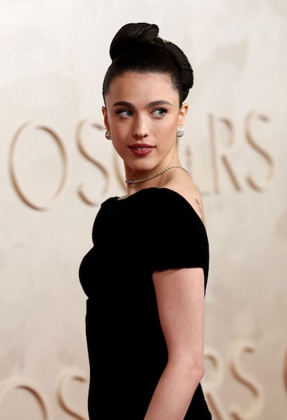 Margaret Qualley optó por un vestido de Chanel para posar en la alfombra roja de los Oscars. Fue un diseño hecho en exclusiva para ella y que se inspiraba en un modelo de la marca de la colección primavera-verano de 2005.