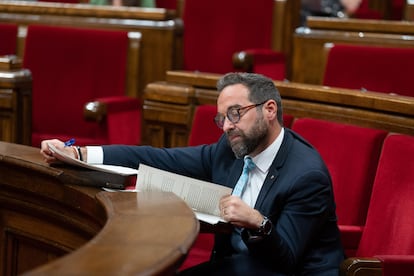El consejero de Territorio de la Generalitat, Juli Fernàndez, durante el pleno del Parlament de la semana pasada.