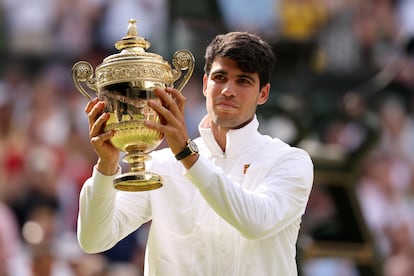 Carlos Alcaraz levanta el trofeo de Wimbledon, este domingo.