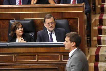 El presidente de Ciudadanos, Albert Rivera, ante las miradas del presidente del Gobierno en funciones, Mariano Rajoy y de la vicepresidenta del Gobierno en funciones, Soraya Sáenz de Santamaría, en el Congreso de los Diputados.