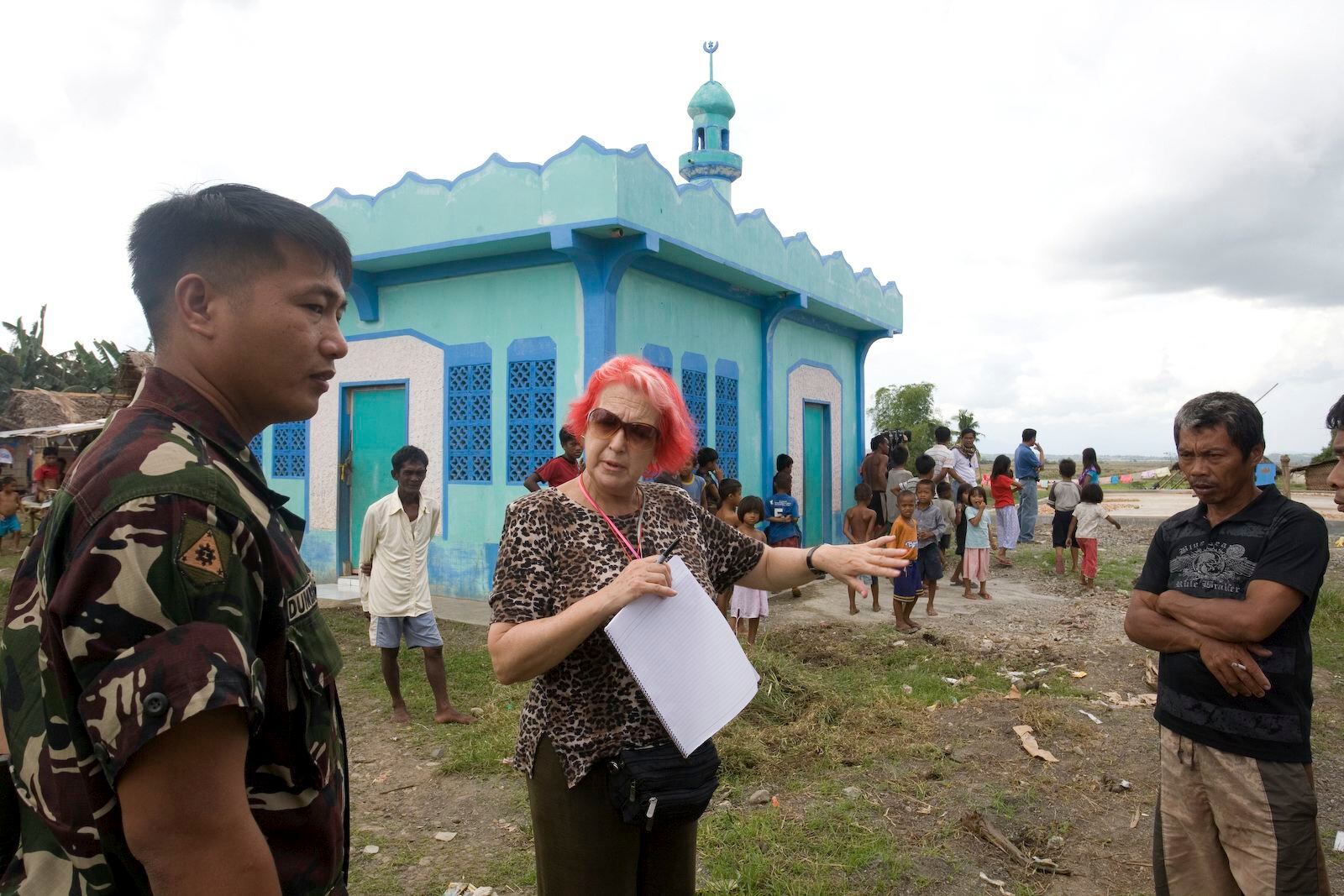 La corresponsal Rosa María Calaf, durante un reportaje en Filipinas en 2009.  