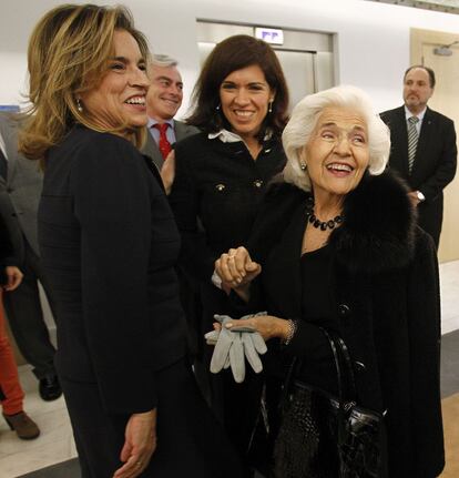 La nueva alcaldesa de Madrid, Ana Botella, bromea junto a su madre tras ser elegida por el Pleno del Ayuntamiento, en sustitución de Alberto Ruiz-Gallardón.