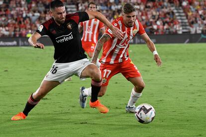 Moi Gómez lucha por el balón con Alejandro Pozo durante el último partido de la quinta jornada de Liga entre el Almería y Osasuna este lunes.