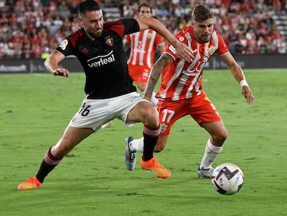 Moi Gómez lucha por el balón con Alejandro Pozo durante el último partido de la quinta jornada de Liga entre el Almería y Osasuna este lunes.