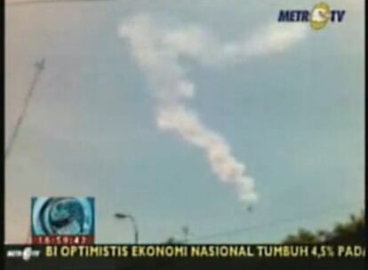 Imagen tomada de la televisión indonesia de la desintegración de un asteroide el 8 de octubre de 2009.