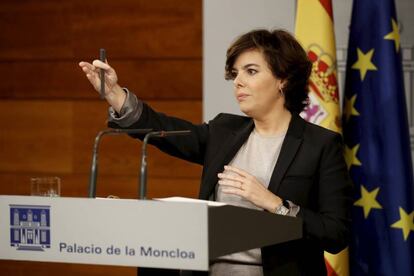 Soraya Saenz de Santamaría speaks at the Moncloa Palace about Puigdemont's letter to the government.