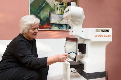 Una mujer interactúa con el robot TIAGo, de PAL Robotics, durante uno de los proyectos piloto, EnrichMe (enriquéceme en inglés). 