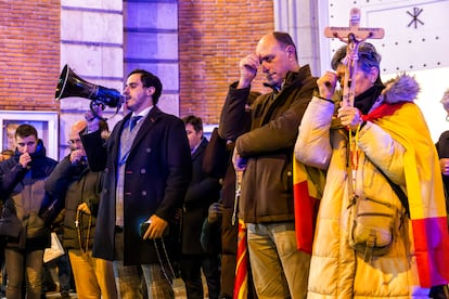 El manifestante José Andrés Calderón dirige el rezo del martes en la parroquia del Inmaculado Corazón de María, esquina con la calle Ferraz, donde 150 personas se concentran para protestar contra la amnistía.