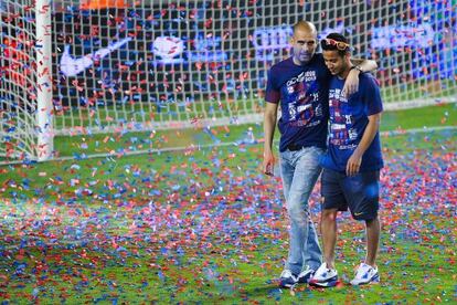 Guardiola charla con Thiago durante la celebraci&oacute;n de t&iacute;tulo de Liga de 2012