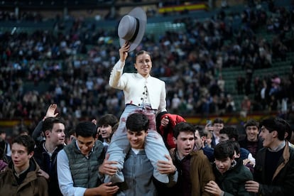 La novillera Olga Casado sale a hombros tras su faena en el festival taurino en favor por los damnificados por la dana, celebrado el 1 de diciembre en la plaza de Vistalegre, en Madrid.