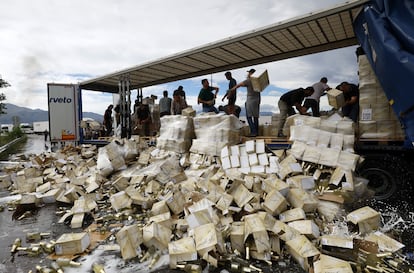 Los viticultores franceses destrozan un envío de bebidas alcohólicas.