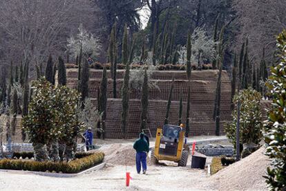 Obras de acondicionamiento del Bosque de los Ausentes en el parque del Retiro.