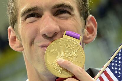 Phelps besa su última medalla.