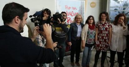 El candidato de IU a la Presidencia del Gobierno, Alberto Garzón (i), realiza una foto a las candidatas de la lista madrileña, este jueves.
