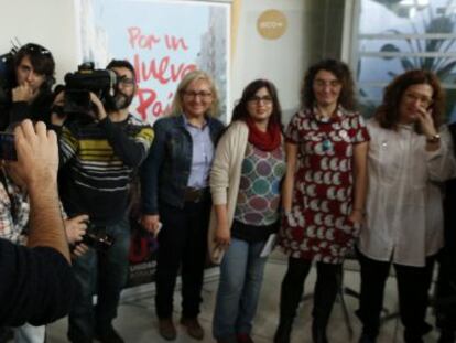 El candidato de IU a la Presidencia del Gobierno, Alberto Garz&oacute;n (i), realiza una foto a las candidatas de la lista madrile&ntilde;a, este jueves.