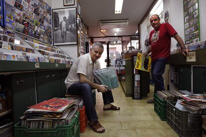 Vicente Fabuel y José Salvador Tomás, ayer en la tienda Discos Oldies.