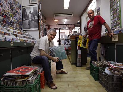 Vicente Fabuel y José Salvador Tomás, ayer en la tienda Discos Oldies.