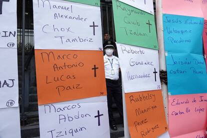 Cartulinas con los nombres de migrantes fallecidos, colgadas en la entrada de la sede de la secretaría de Gobernación.