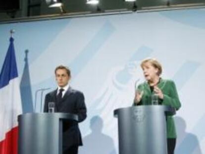 Merkel y Sarkozy, ayer tras la cumbre franco alemana en Berlín.