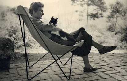 Elizabeth Bishop, con su gato Tob&iacute;as en 1954.