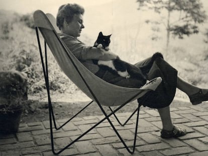 Elizabeth Bishop com seu gato Tobias, em 1954.