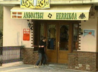 Emilio G. golpea con una maza la puerta de la <i>herriko taberna</i> de Lazkao (Guipúzcoa).