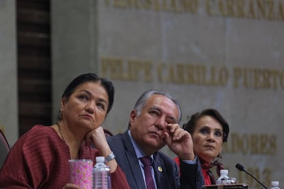 Dulce María Sauri, Marco Antonio Adame, y Dolores Padierna, vicepresidentes de la Mesa Directiva en la Cámara de Diputados, en noviembre de 2019. 