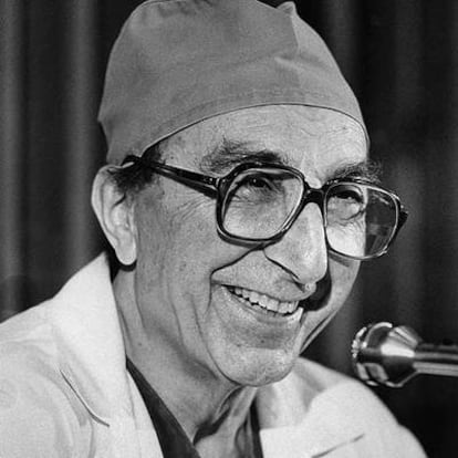 Michael DeBakey, a su regreso a Houston tras operar al sha en 1980.