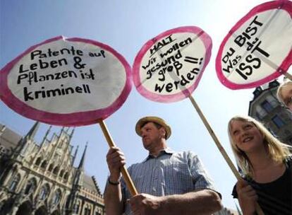 Agricultores alemanes muestran pancartas contra los transgénicos en una protesta celebrada el miércoles pasado en Múnich.