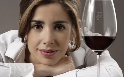 Nadia Harn posa junto a una copa de vino de su bodega O.Fournier.