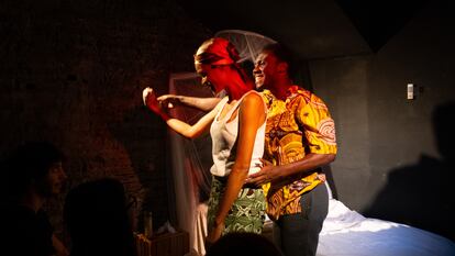 Momento de la obra de teatro 'Négatif', que narra la historia de una mujer con lepra en Benín (África), este 26 de septiembre en Madrid.