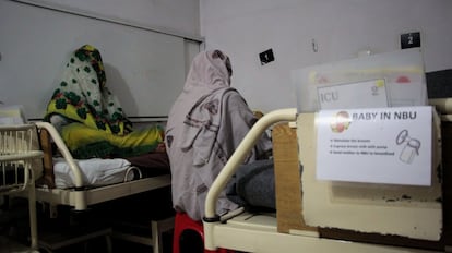 Desde su apertura en 2011, más de 25.000 mujeres han dado a luz en el Hospital de Mujeres de Peshawar. “La mortalidad de los recién nacidos en Pakistán se debe principalmente a los nacimientos prematuros y a las infecciones y las complicaciones durante el embarazo o en el parto”, explica la doctora Khadija, una pediatra de la unidad de cuidados neonatales del centro.