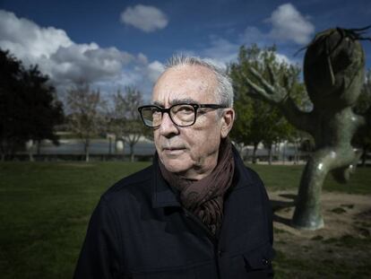 Juan José Millás, en un parque de Madrid en 2019.