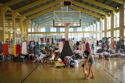 Habitantes de Canoas en un gimnasio convertido en refugio, el 8 de mayo.