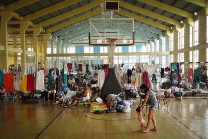 Habitantes de Canoas en un gimnasio convertido en refugio, el 8 de mayo.