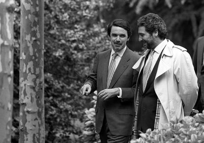 El expresidente del Gobierno José María Aznar (izquierda) conversa con el entonces secretario de Estado para la Comunicación, Miguel Ángel Rodríguez, en los jardines del Palacio de la Moncloa, en 1997. 