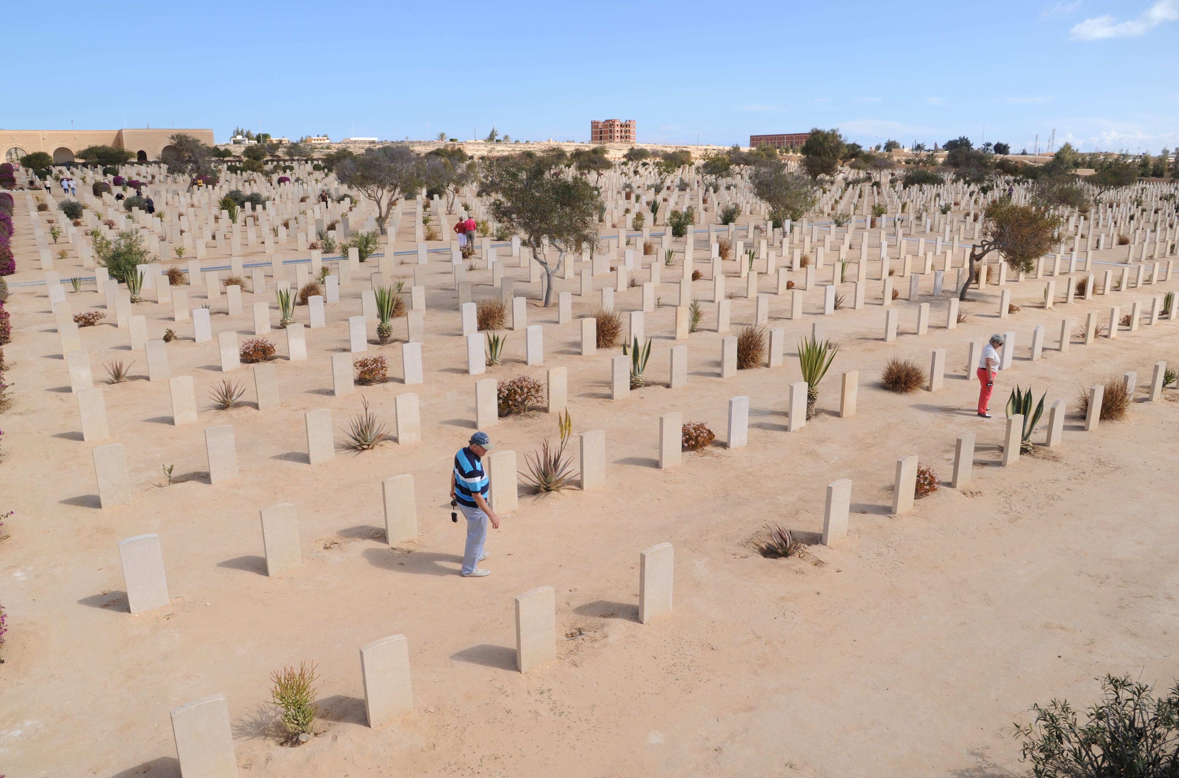 El cementerio militar de la Commonwellth, un conmovedor lugar con más de 7.000 tumbas ordenadas en filas entre plantas desérticas muy cuidadas en El Alamein, Egipto.