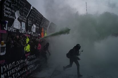 Las manifestantes fueron rociadas con extinguidores apaga fuego. 