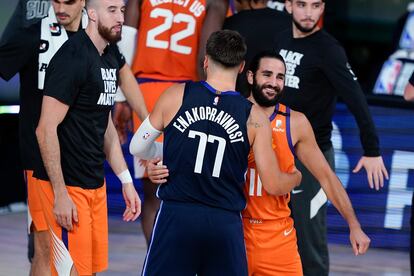 Ricky Rubio y Luka Doncic se saludan una vez finalizado el partido.