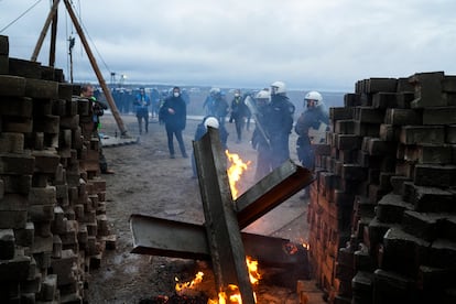 Agentes de la policía junto a una barricada momentos antes de comenzar el desalojo.