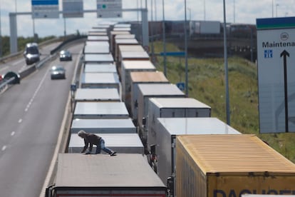 O Governo de Cameron anunciou a criação de uma zona de segurança em Calais para caminhões britânicos. Essa iniciativa será acompanhada da construção de uma cerca de segurança 1,9 quilômetro no terminal do Eurotúnel em Coquelles, perto de Calais.